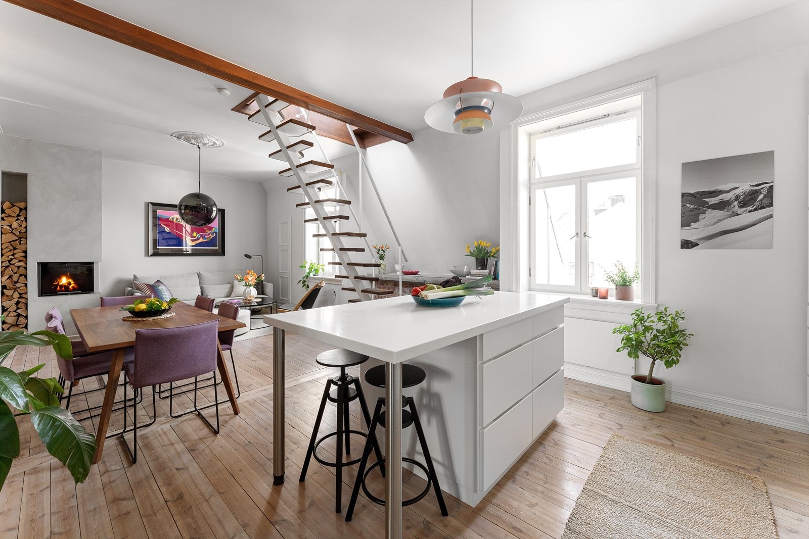 Åpen stue- og kjøkkenløsning gir en romslig og sosial følelse. Galleribilde