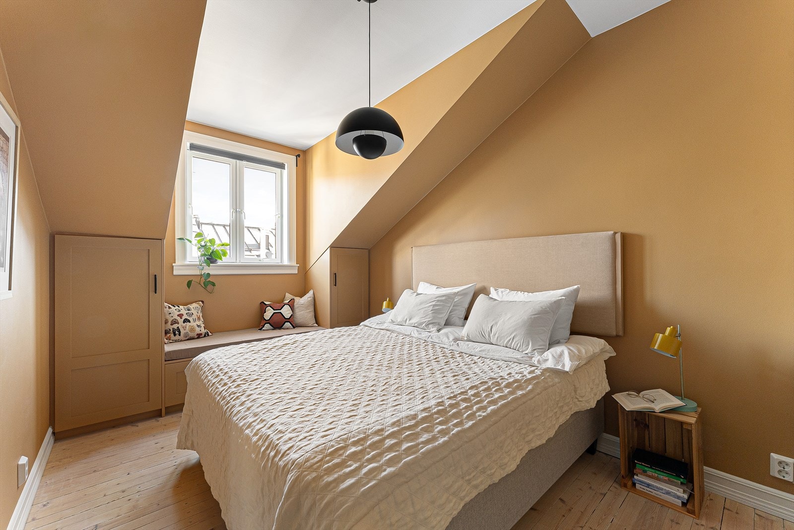 Romslig hovedsoverom med god plass til dobbeltseng og tilhørende møblement. Galleribilde