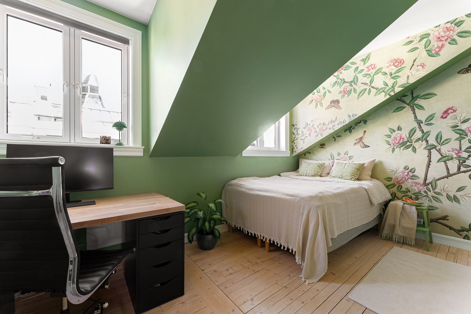 Soverom 2 av god størrelse med plass til både kontorløsning og dobbeltseng. Galleribilde