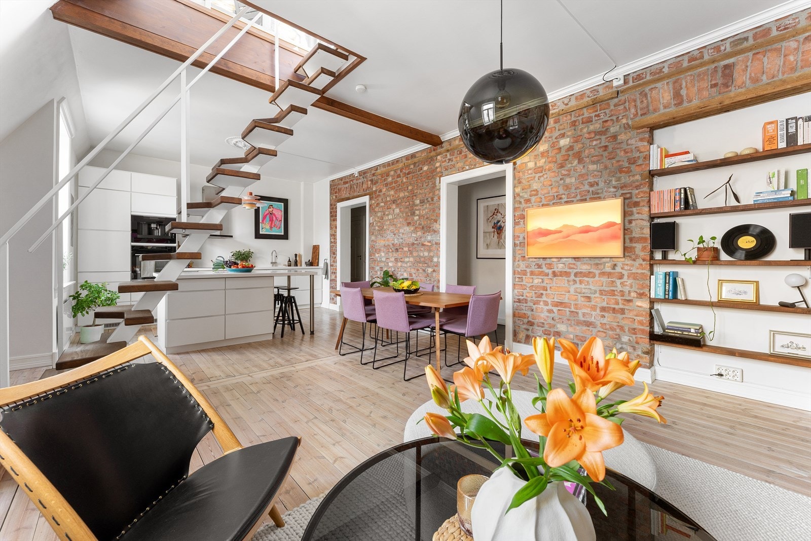 Leiligheten har flotte detaljer som originale tregulv, teglsteinsvegger, rosetter og synlige takbjelker. Galleribilde