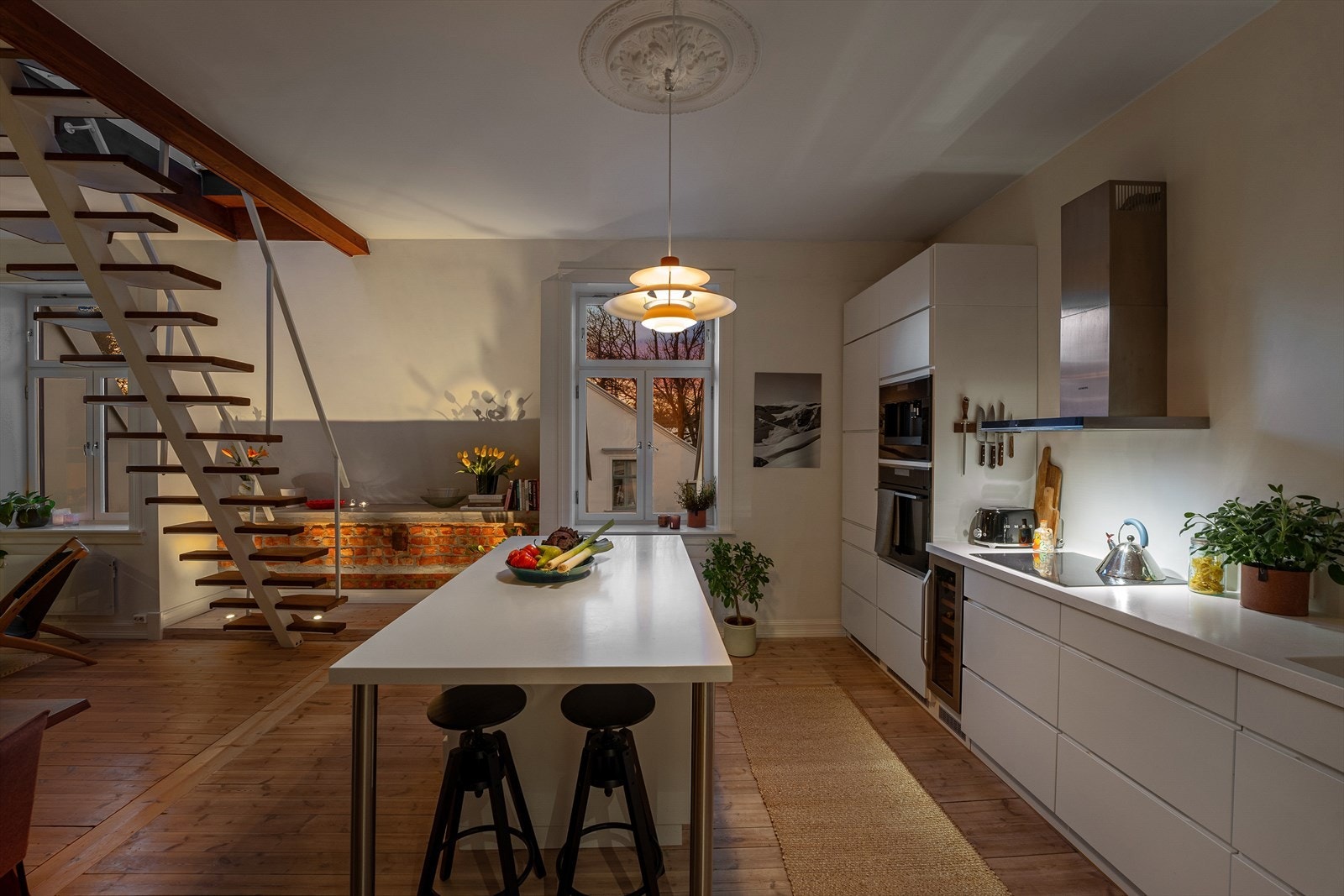 Kjøkkenenøyen har en gjennomtenkt utforming med sitteplasser og svært god oppbevaringsplass fra begge sider. Galleribilde