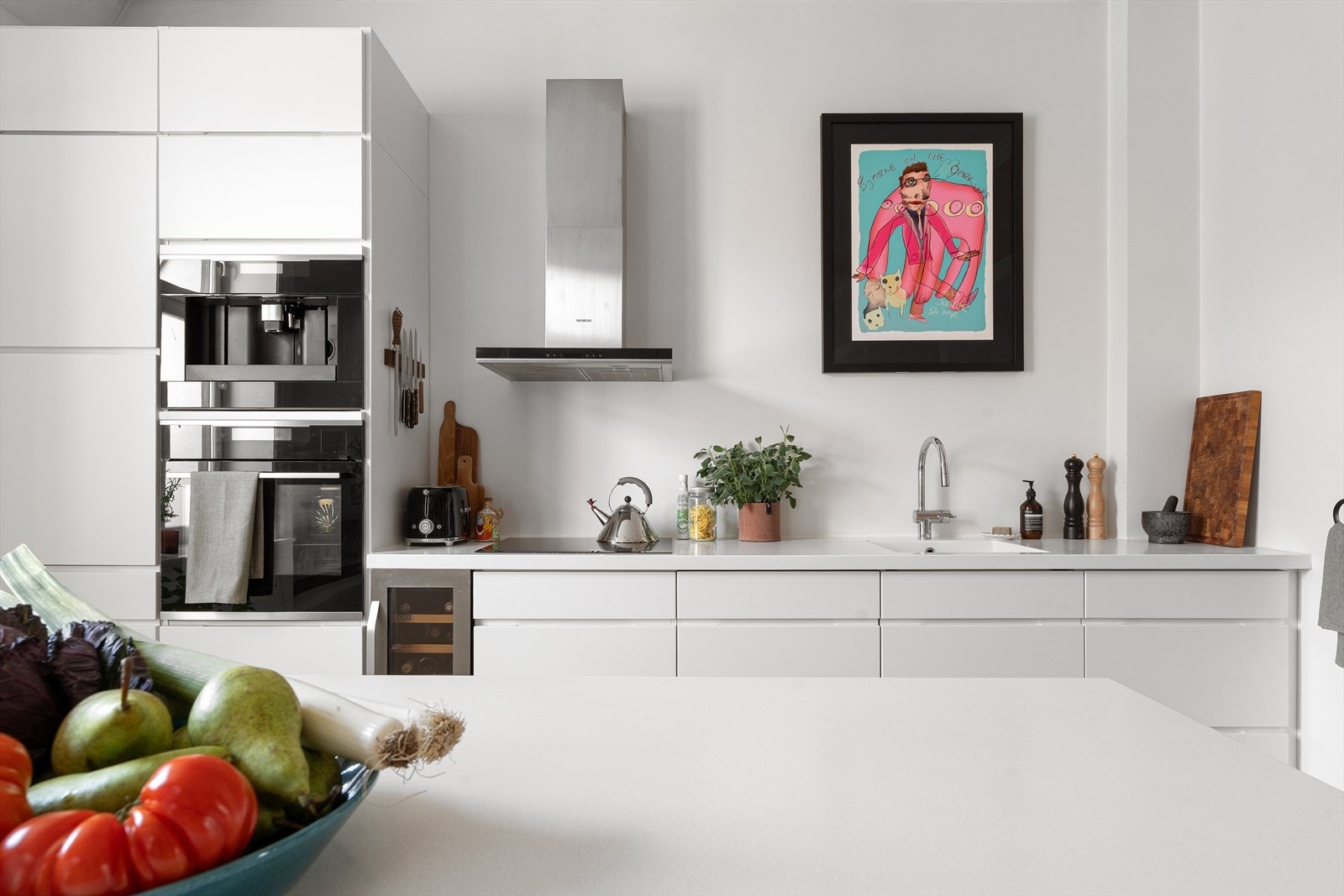 Integrert i kjøkkeninnredningen er stekeovn, platetopp, kaffemaskin, vinskap, kjøl/frys og oppvaskmaskin. Galleribilde