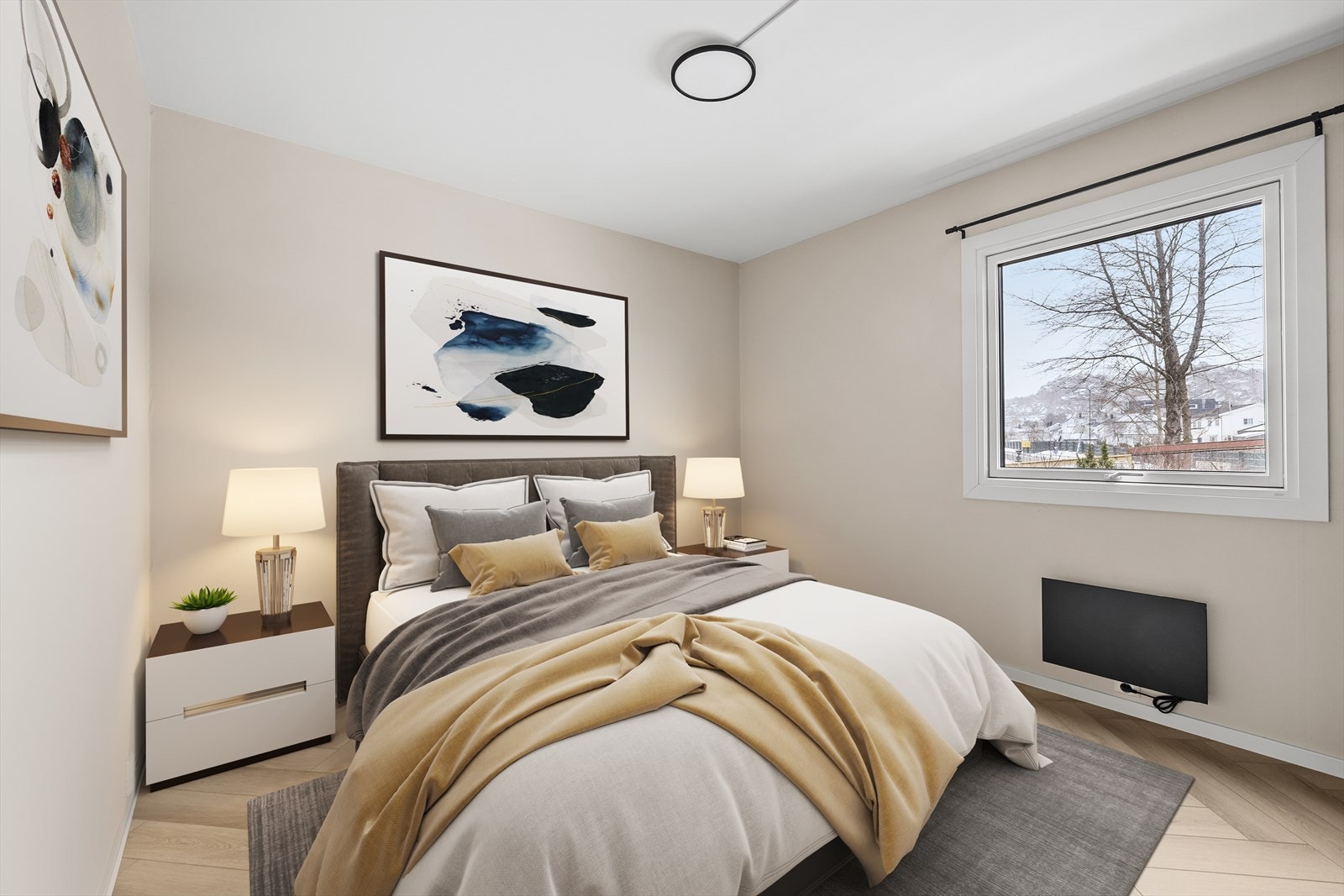 Stort og nyoppusset soverom med 1 stav parkett med fiskebein Galleribilde