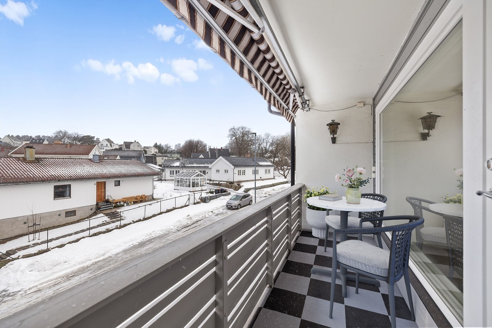 Utgang fra stue til 8,4 m2 overbygd, usjenert og sydvendt veranda. Elektrisk markise Galleribilde