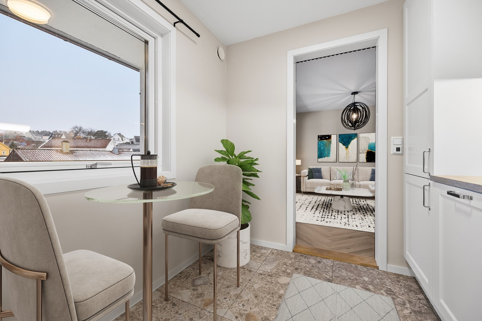 Koselig spiseplass med naturlig lys som slipper inn Galleribilde