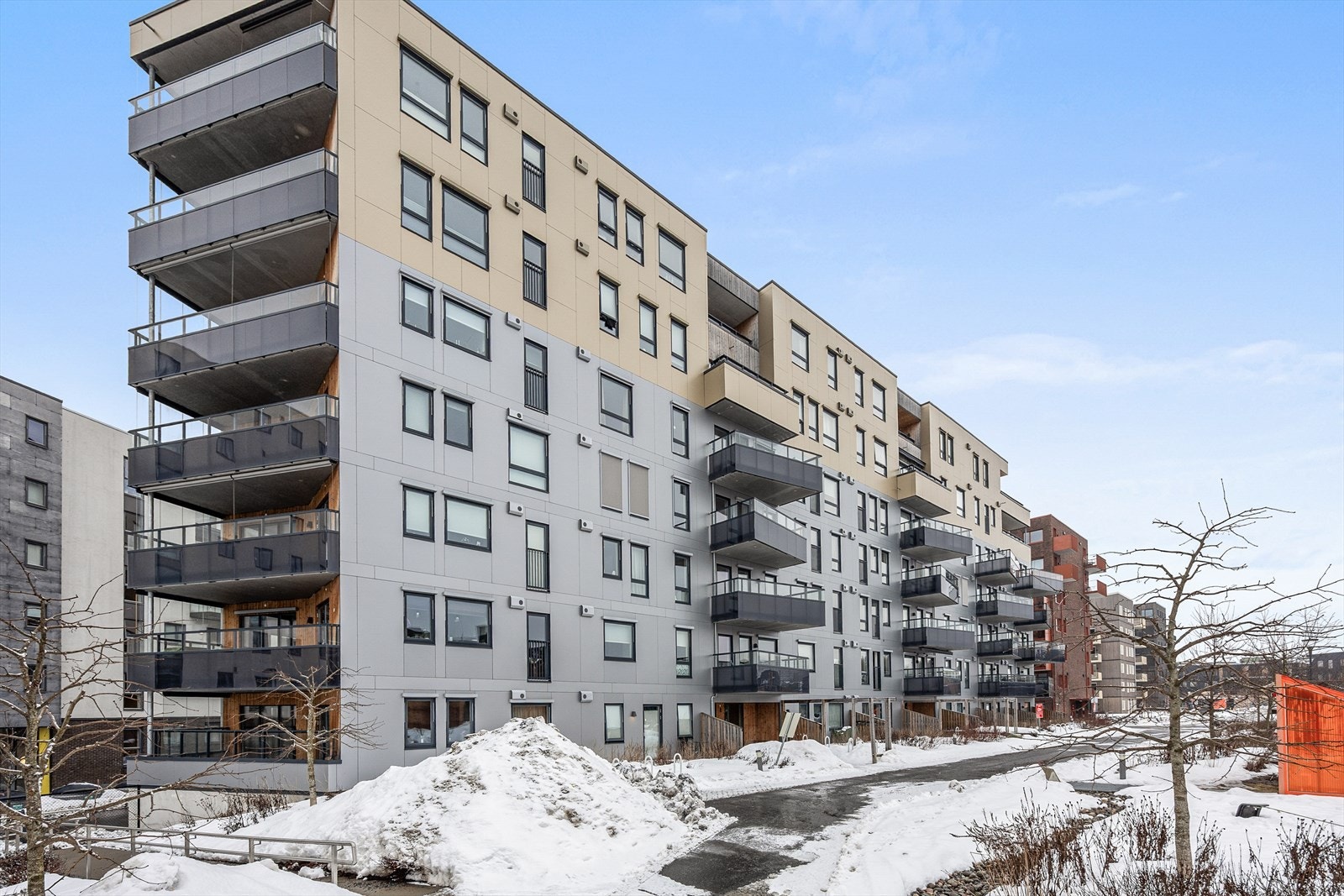 Bygningen har en moderne fasade og er en del av et veldrevet sameie på 96 seksjoner. Galleribilde