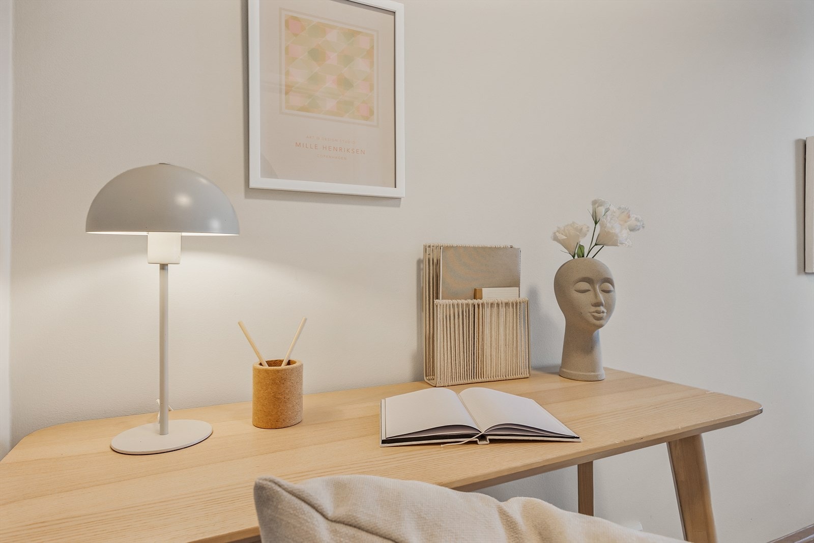 En funksjonell arbeidsplass eller en lesekrok kan enkelt etableres her. Galleribilde