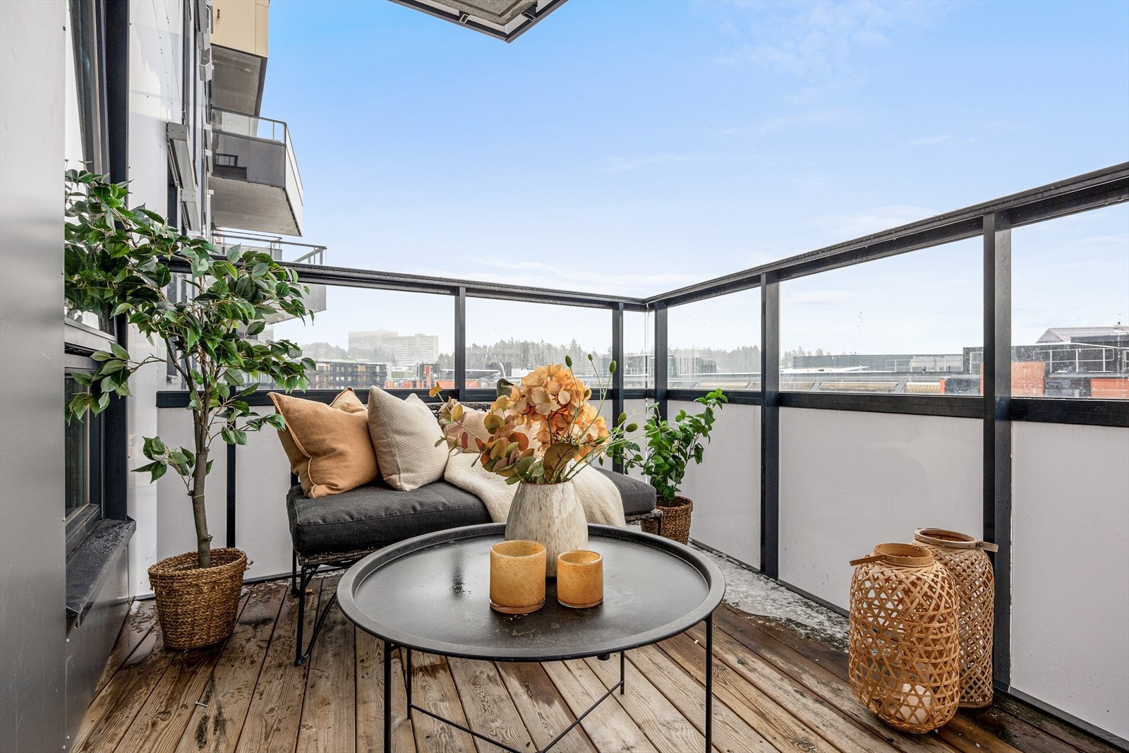 Balkongen kan fint innredes etter eget ønske med sofa, bord og beplantning. Galleribilde