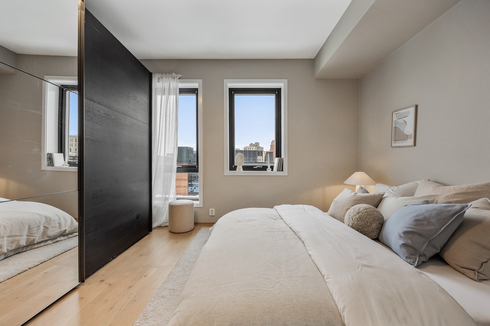 Rommet har en rolig og behagelig atmosfære, med godt lysinnslipp fra vinduene. Galleribilde