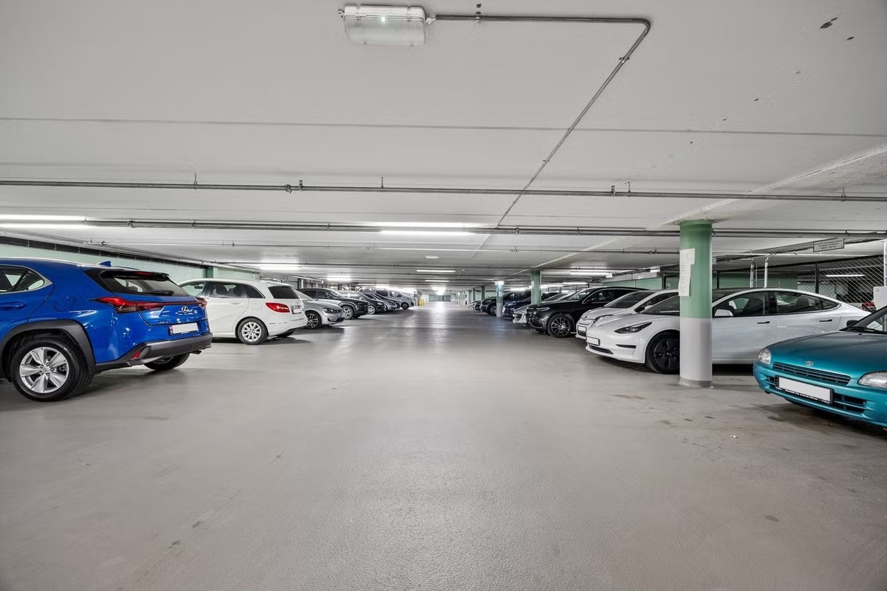 Det medfølger en garasjeplass i felles garasjeanlegg med mulighet til å sette opp ladepunkt for elbil og ladbar hybridbil Galleribilde