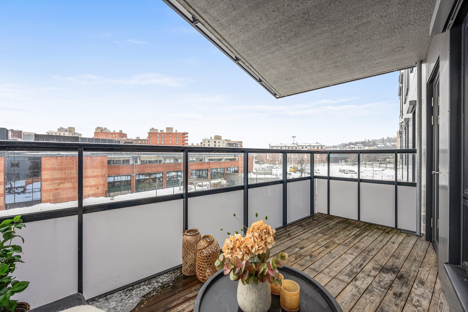 Balkonggulvet er kledd med trebord, som gir en lun og behagelig overflate. Galleribilde