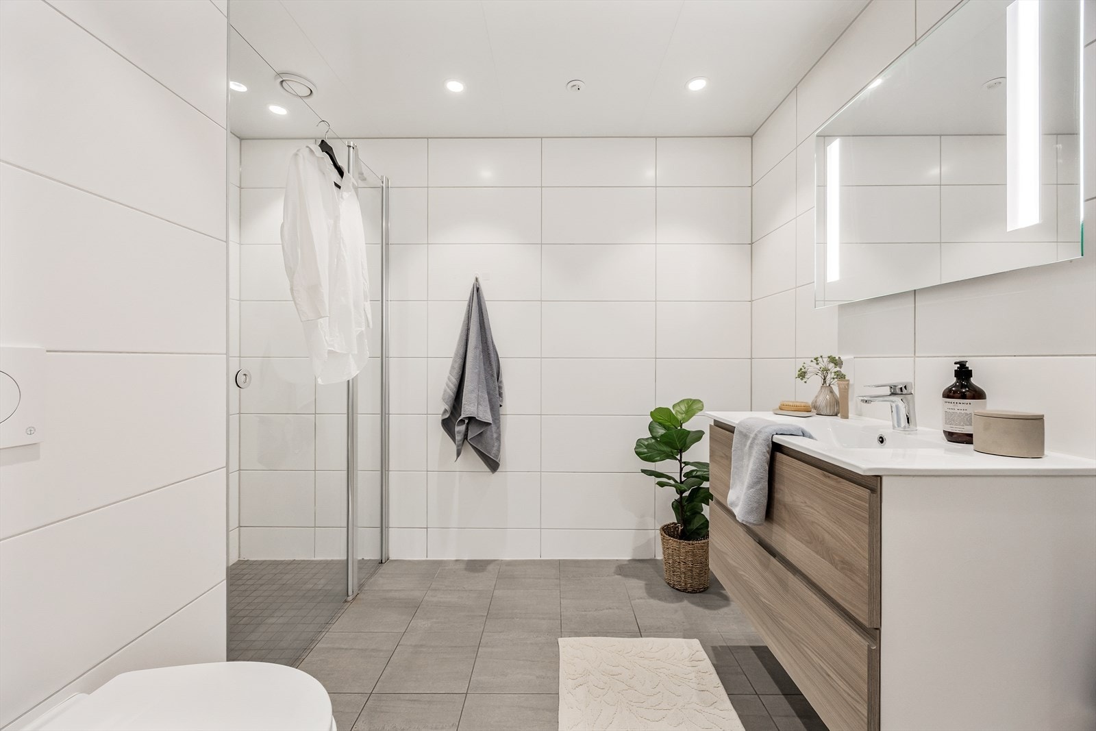 Badet er helfliset med tidløse fargevalg og downlights i taket. Galleribilde