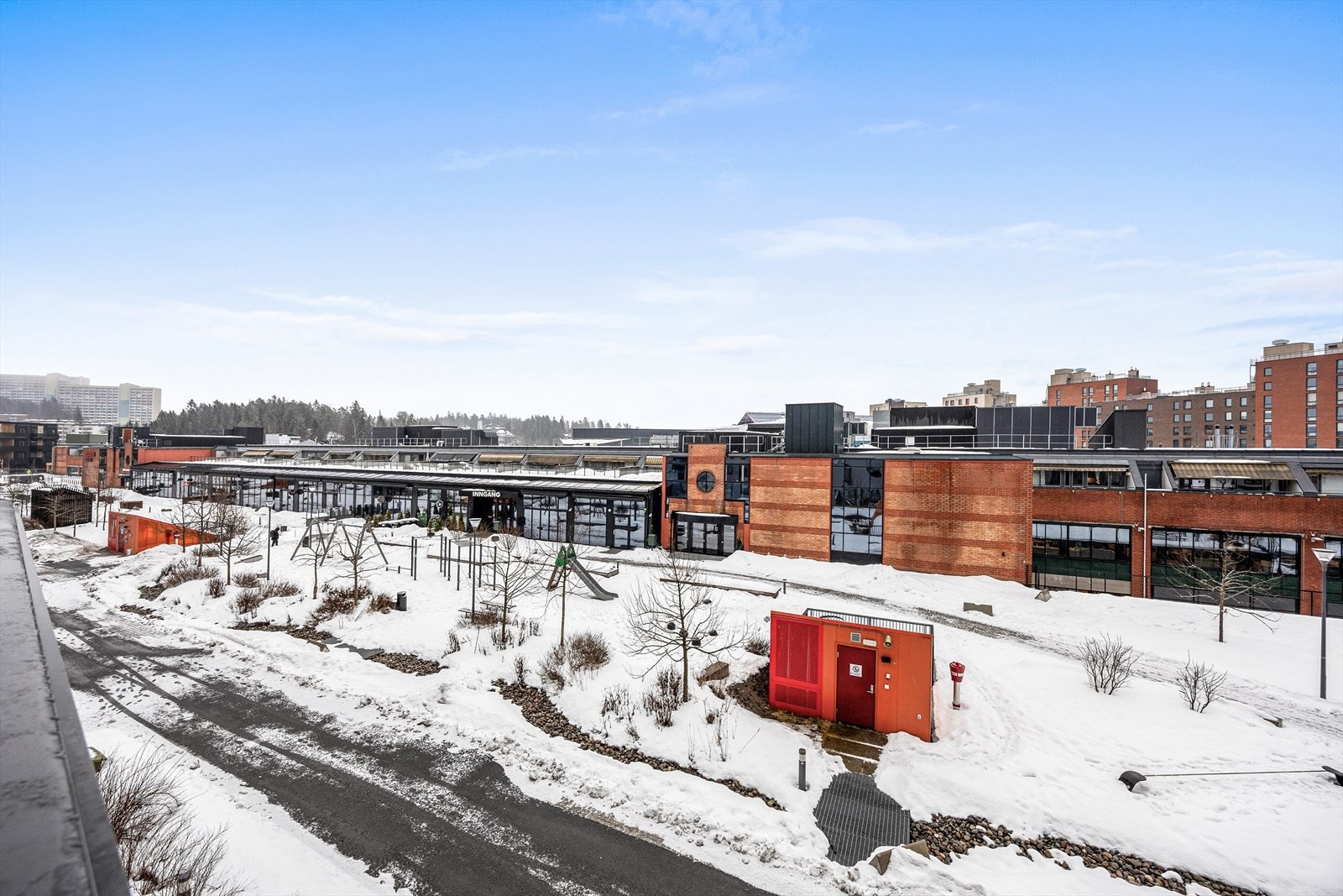 Beliggenheten er meget sentral med gangavstand til Triaden Lørenskog Storsenter, skoler og barnehager. Galleribilde