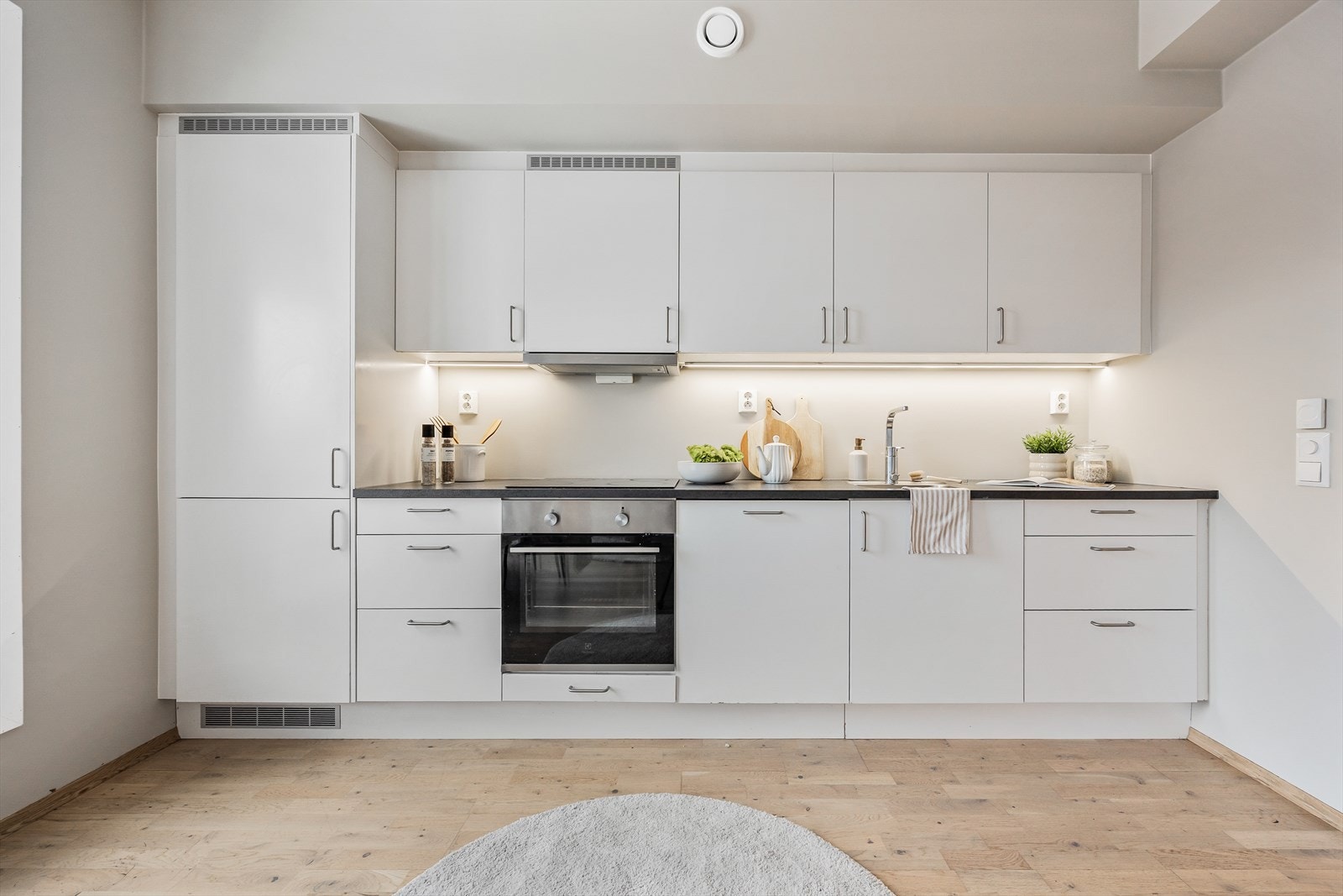 Kjøkkenet har en funksjonell utforming med god skap- og benkeplass. Galleribilde