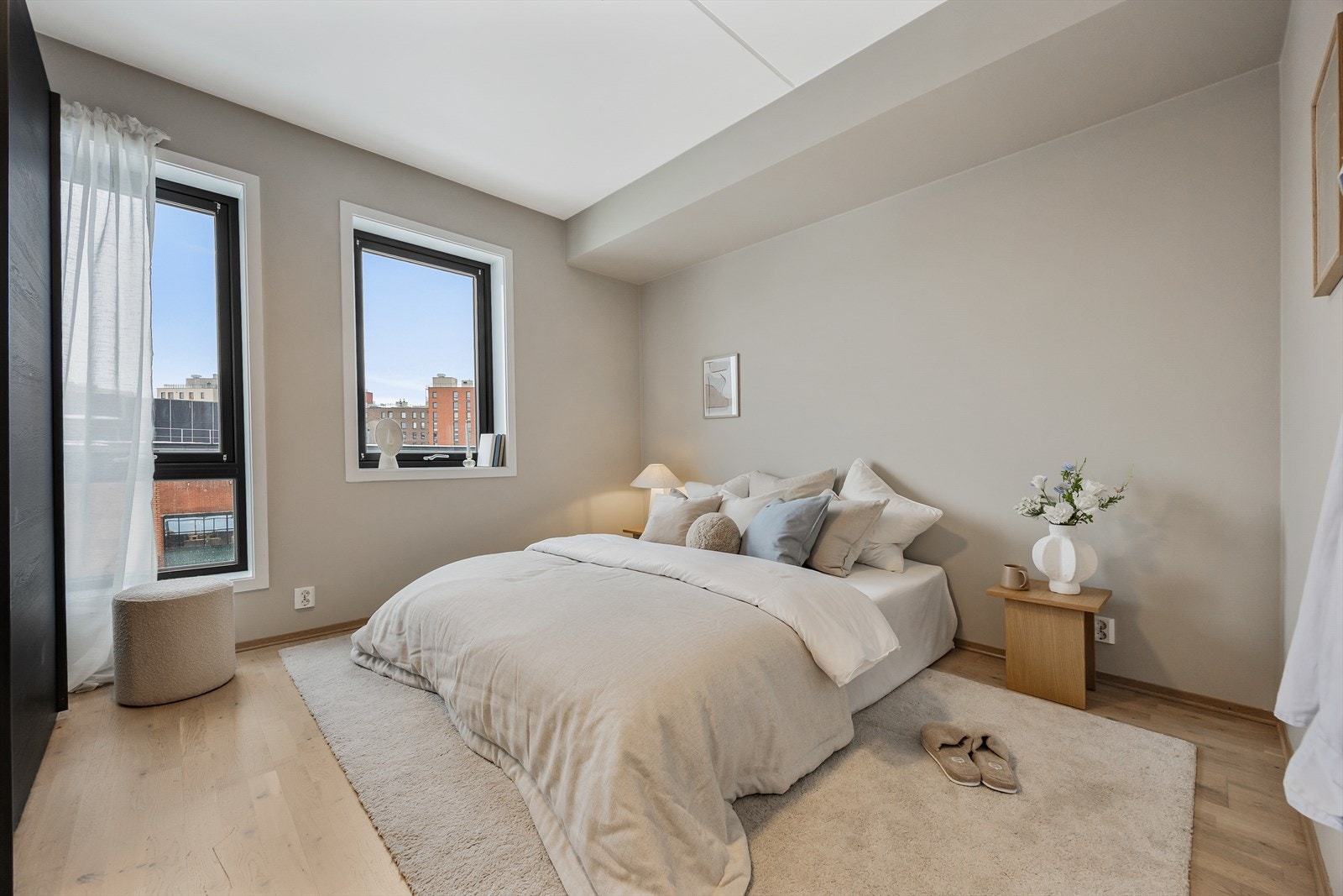 Hovedsoverommet er av god størrelse og har plass til dobbeltseng og nattbord. Galleribilde