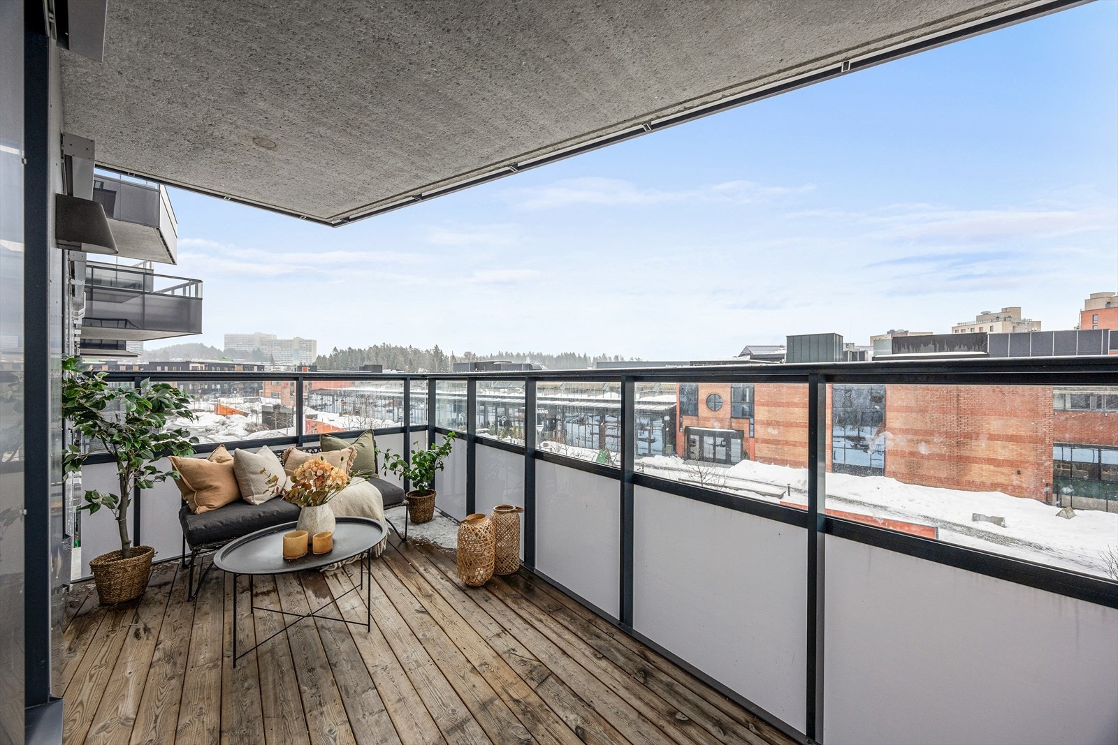 Fra stuen er det utgang til en romslig balkong med god plass for utemøbler Galleribilde