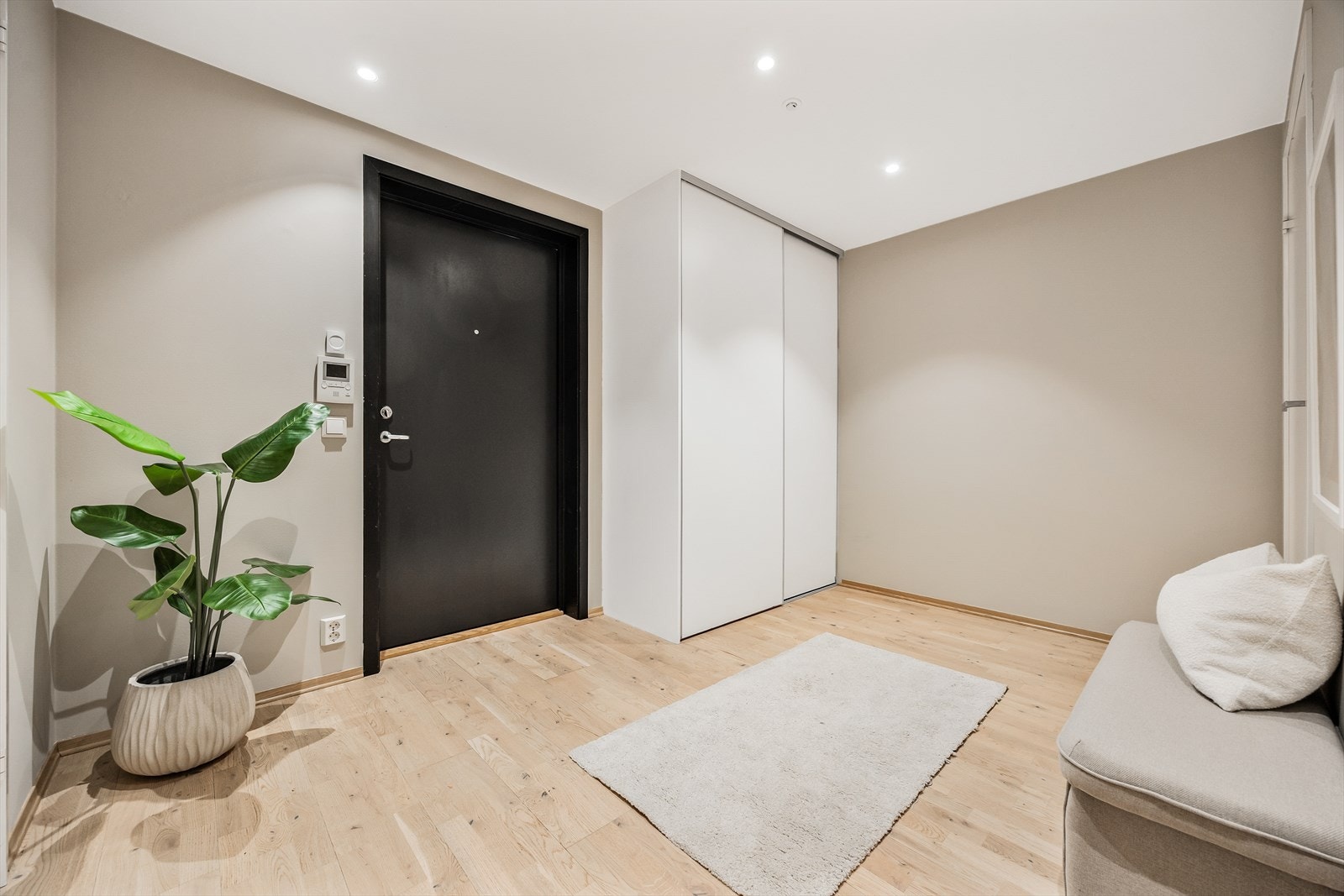 En innbydende entré med plass til garderobeløsning for oppbevaring av yttertøy. Galleribilde