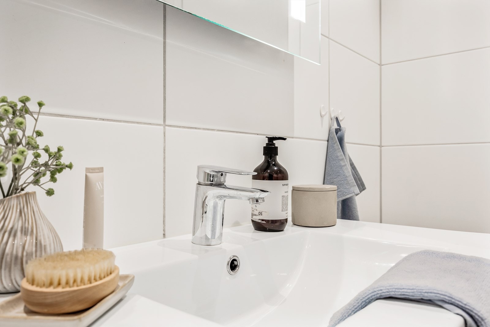 Moderne og funksjonelt servantbatteri komplementerer baderomsinnredningen. Galleribilde