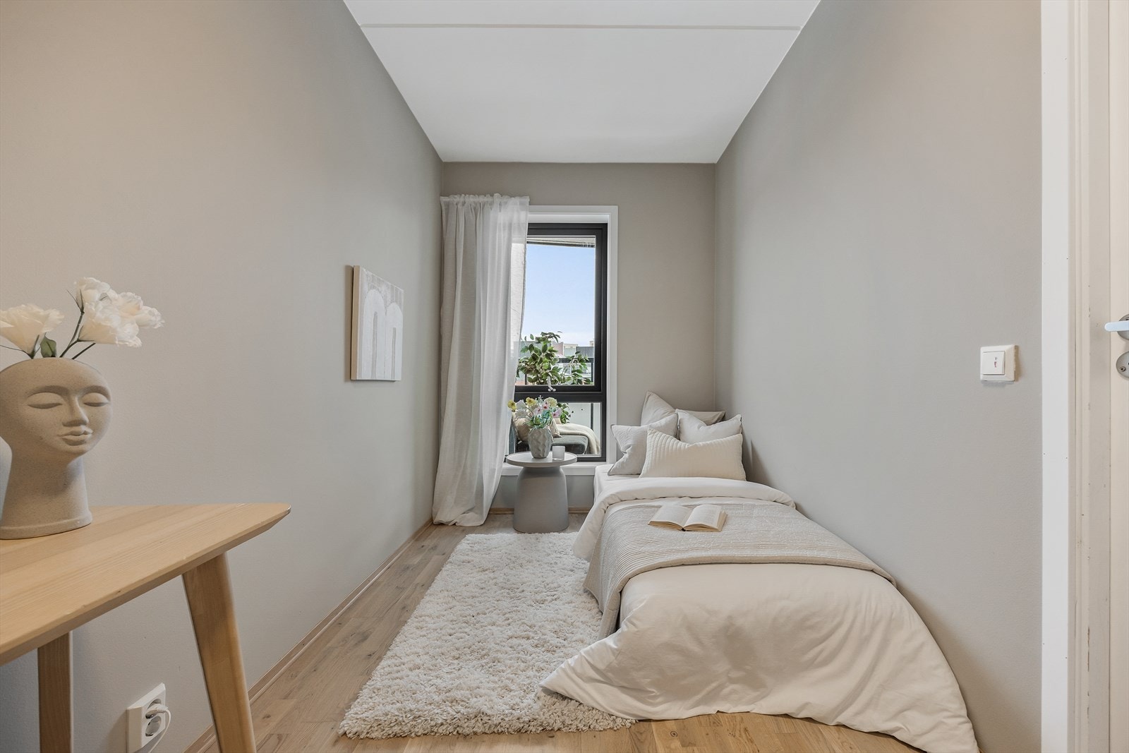 Leilighetens andre soverom egner seg godt som barnerom, gjesterom eller kontor. Galleribilde