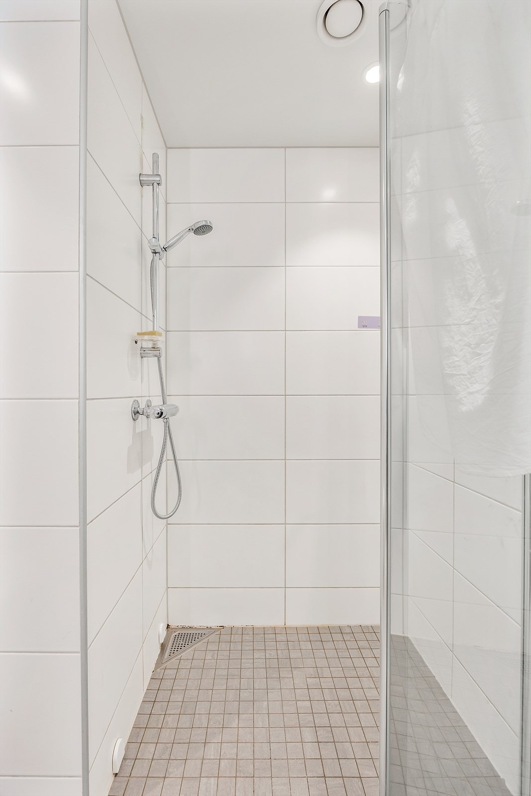 Dusjsonen har mosaikkfliser på gulvet som skaper en fin detalj. Galleribilde