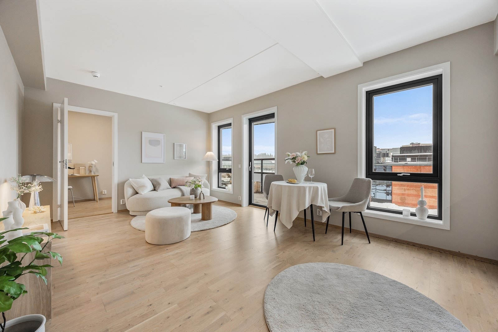 Stuen er lett å møblere og har god plass til sofagruppe og tilhørende møblement. Galleribilde