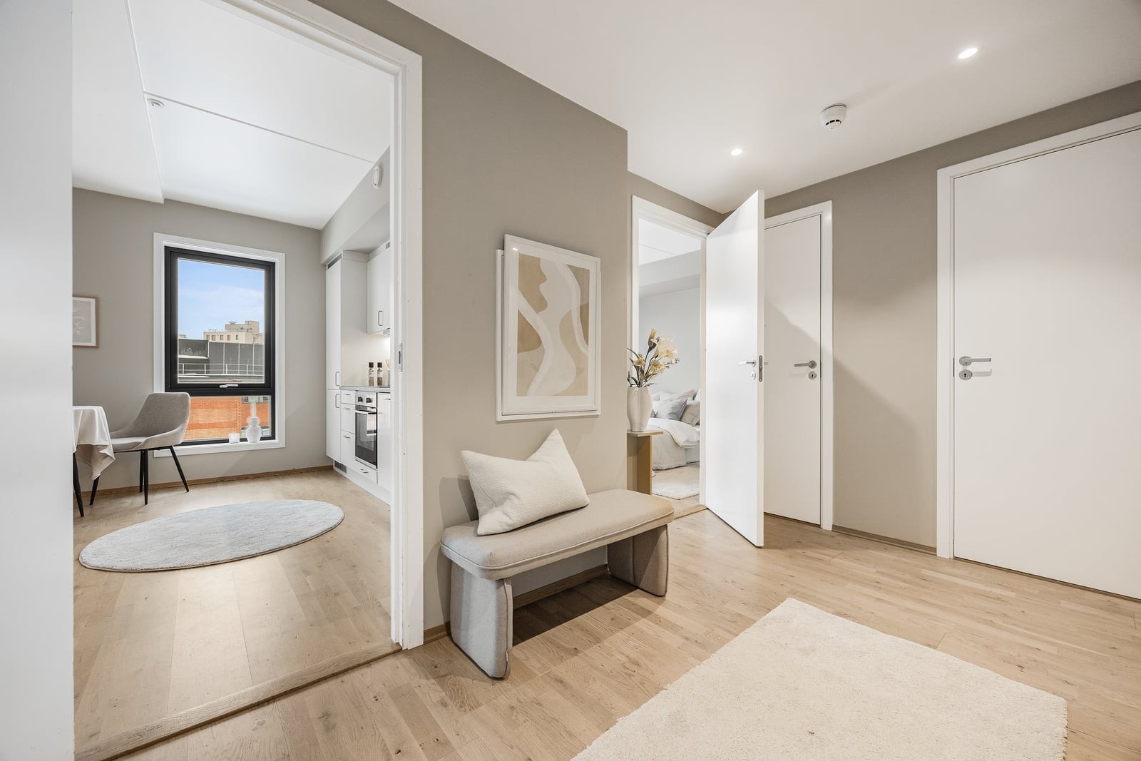 Entréen fungerer som et bindeledd og gir tilgang til alle rom i leiligheten. Galleribilde