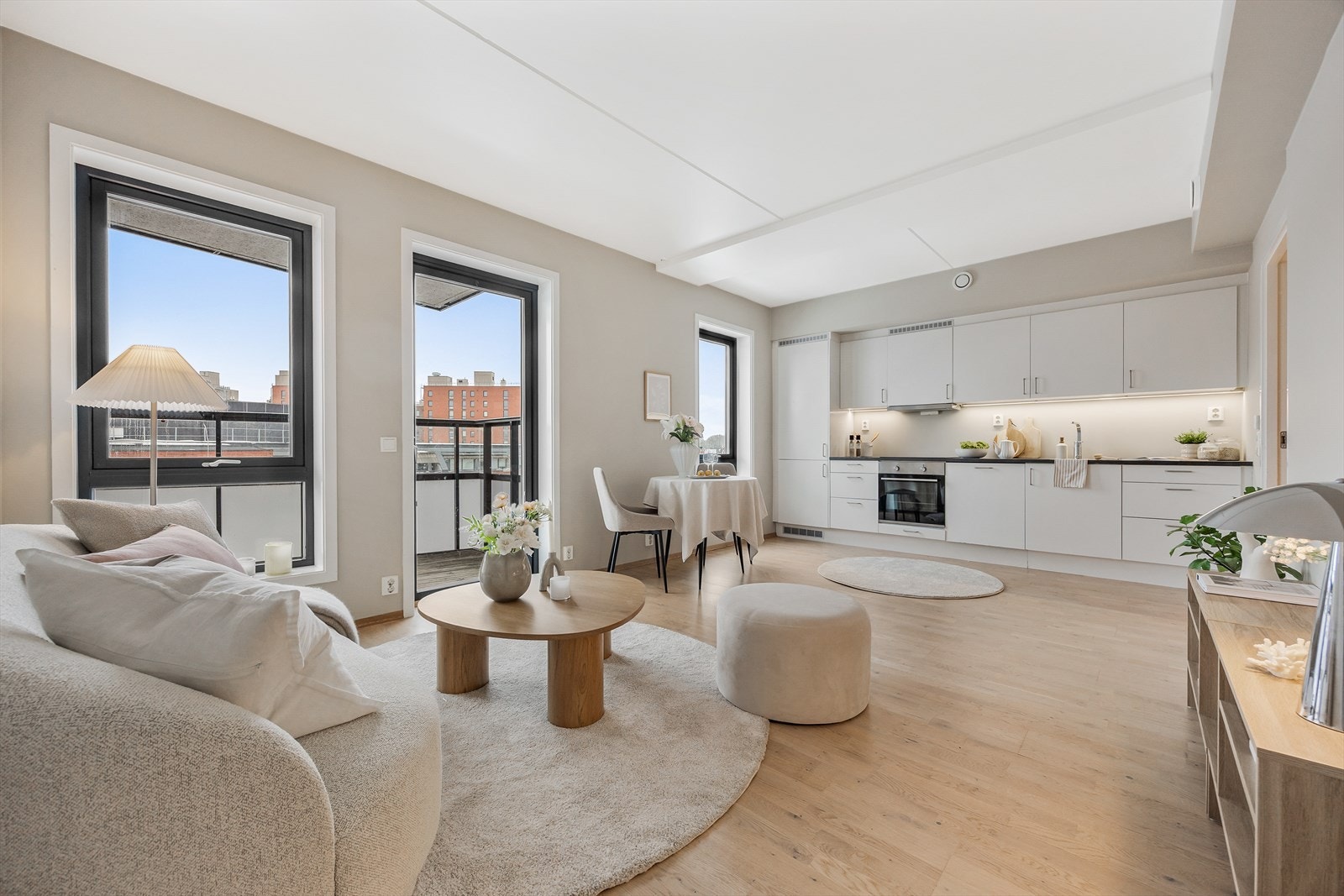 Leiligheten har en lys og åpen stue- og kjøkkenløsning som gir en sosial atmosfære Galleribilde