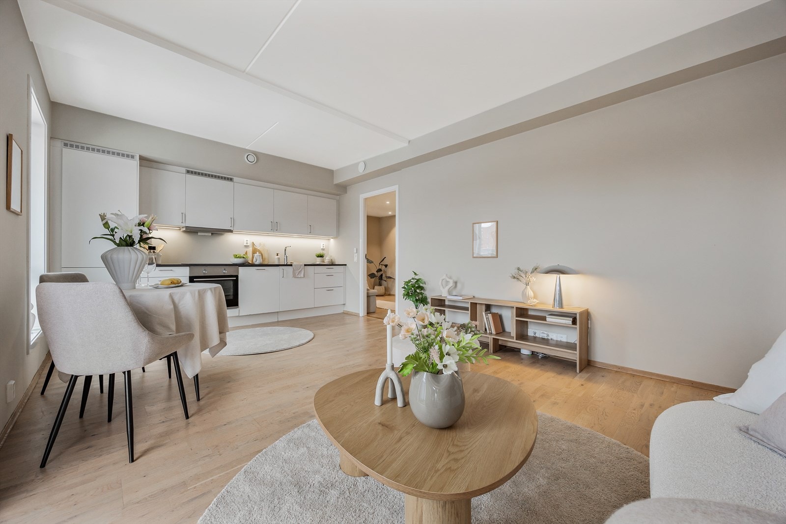 Gjennomgående parkettgulv og lyse overflater skaper et helhetlig og moderne preg. Galleribilde