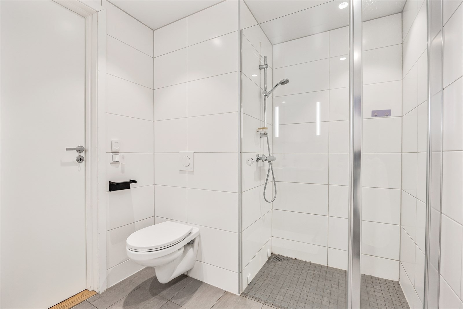 I tillegg er badet innredet med vegghengt toalett og dusjsone med glassdører. Galleribilde