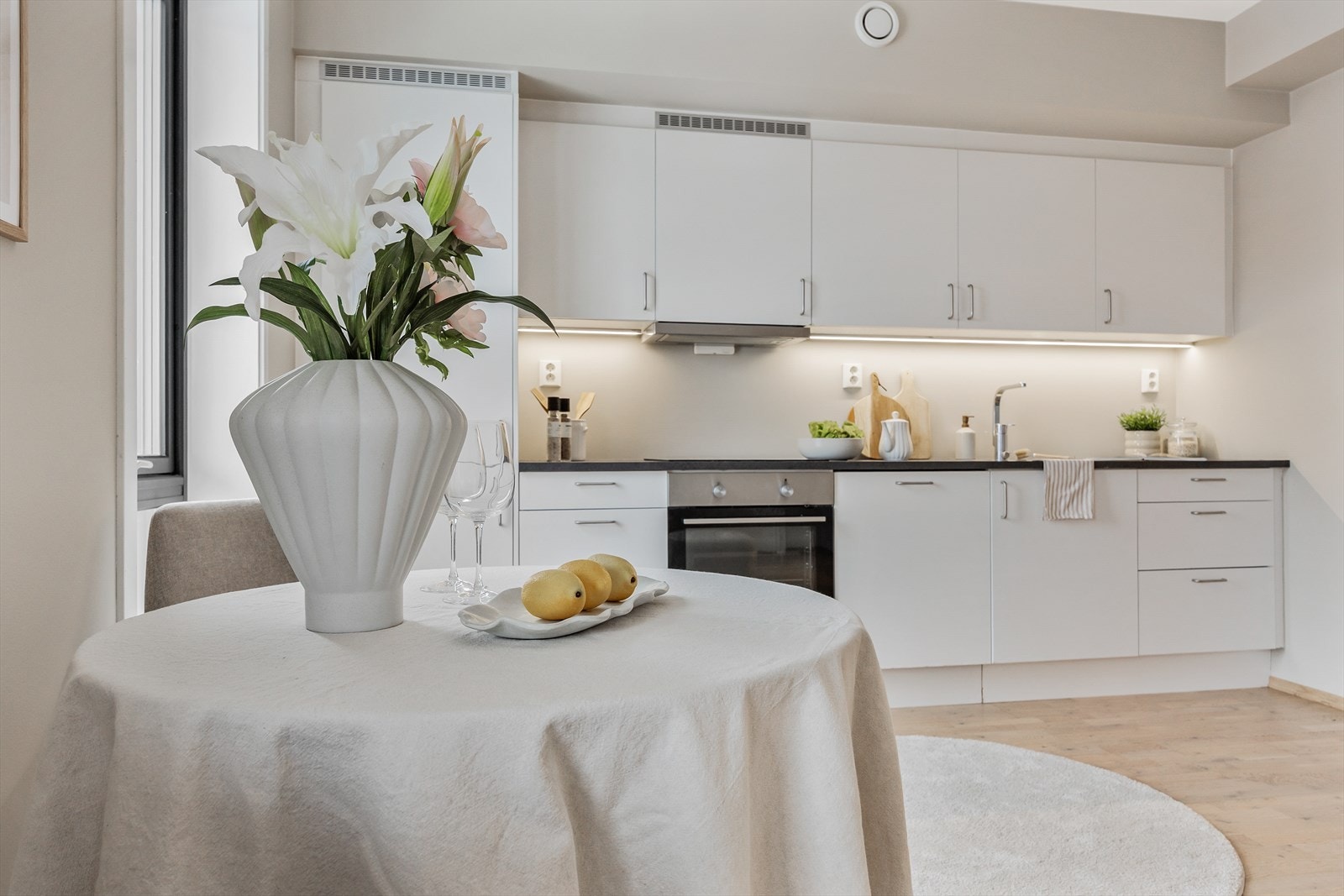 På kjøkkenet er det også plass til en spisegruppe med bord og stoler. Galleribilde