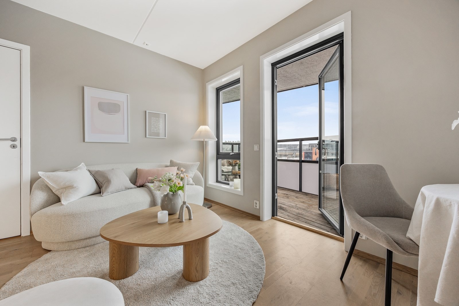 I rommet er det store vindusflater som slipper rikelig med dagslys inn. Galleribilde