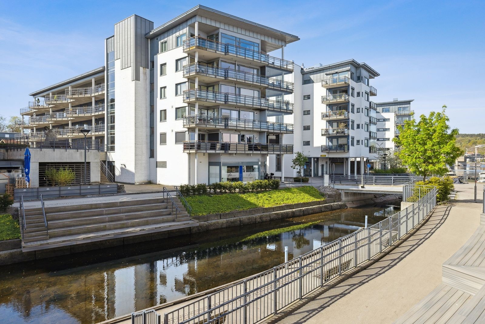 Leiligheten ligger i 3. etasje i et moderne leilighetsbygg midt i Porsgrunn sentrum og passer perfekt for deg som ønsker å bo sentralt med gangavstand til alle nødvendige fasiliteter. Galleribilde