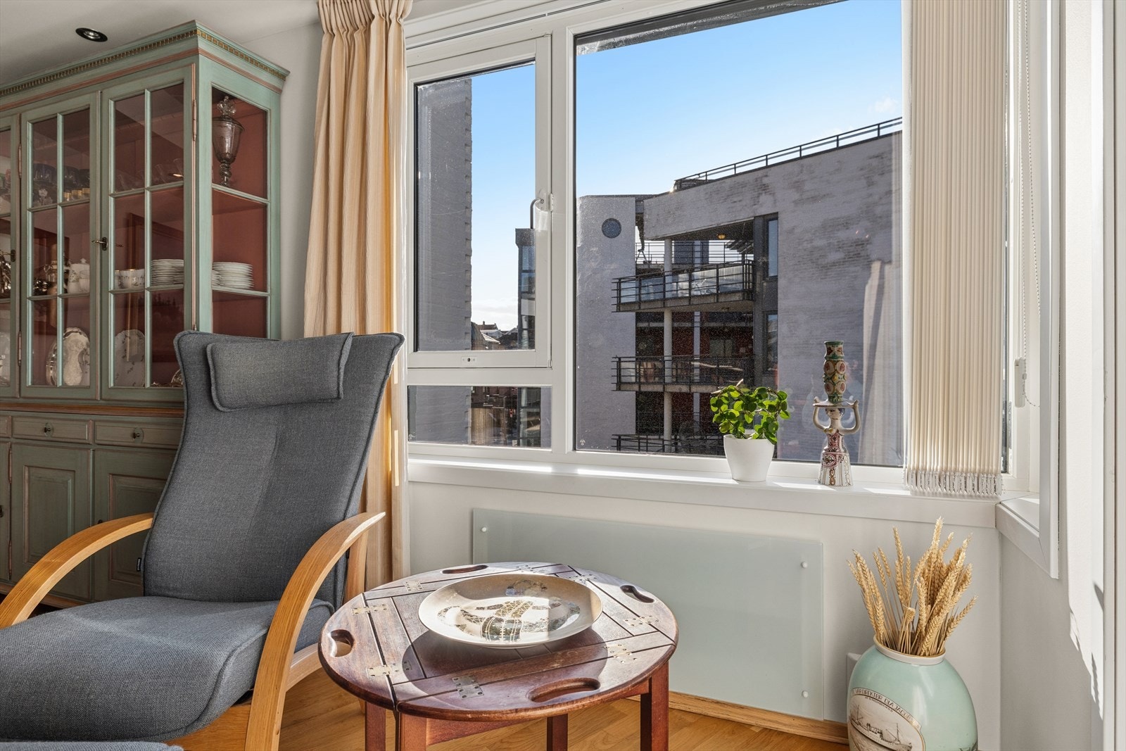 Store vindusflater som gir godt med lysinnslipp. Her er det enkelt å trives! Galleribilde