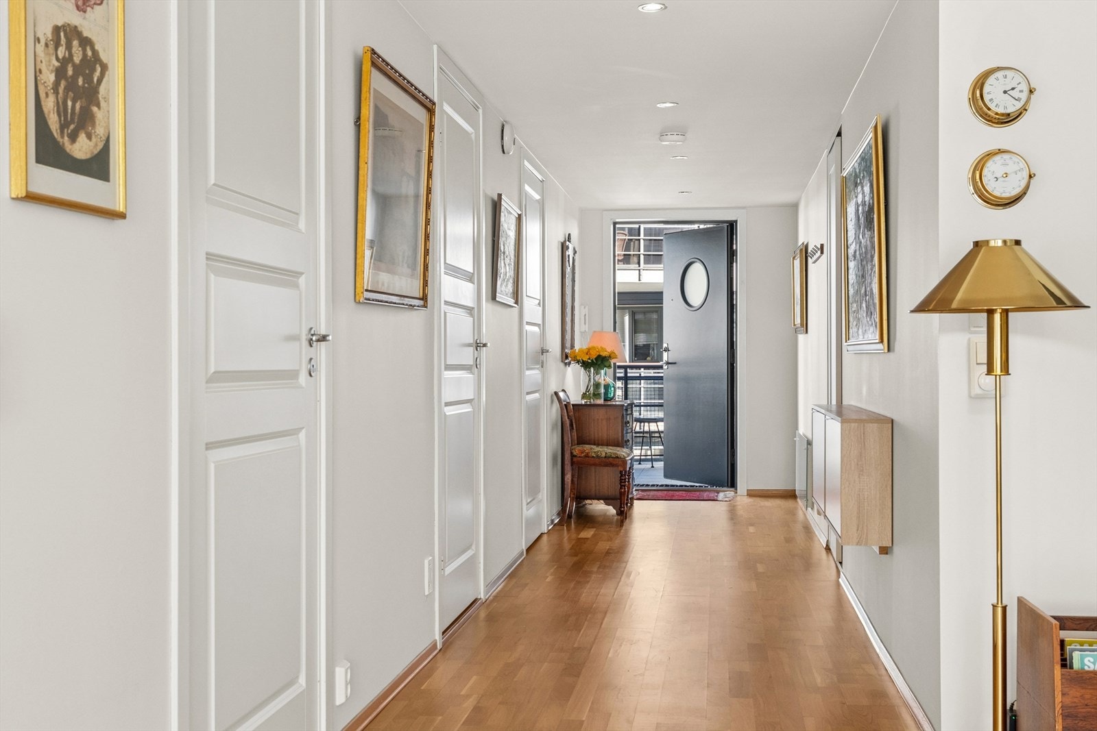 Entréen gir et svært godt førsteinntrykk - lys, luftig og praktisk utformet. Garderobeskap. Galleribilde