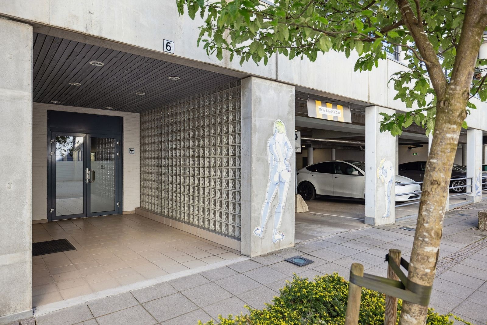 Pent og velholdt felles inngangsparti med ringetablå ved hovedinngangen. Galleribilde