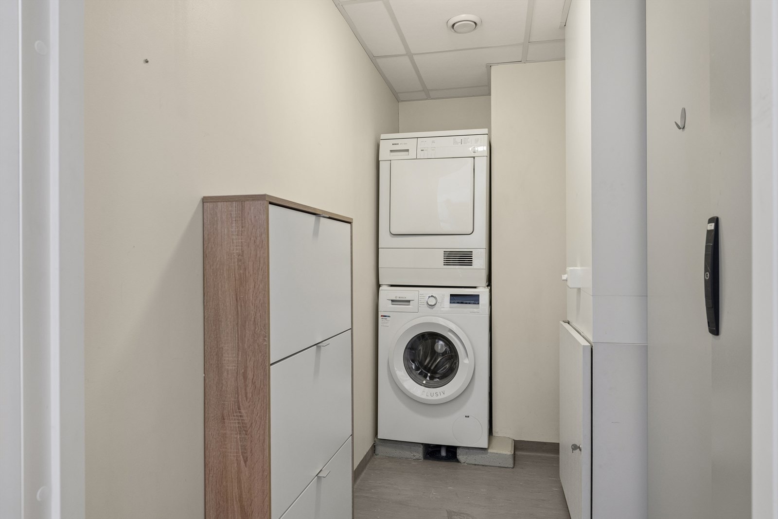 Teknisk rom/bod fra byggeår med vinyl på gulv og malte veggplater. Ventilasjonsaggregat, el-skap og vvs-skap. Rommet har vaskemaskin og tørketrommel, rommet er ikke definert som våtrom da det ikke er etablert vanninstallasjoner. Ikke søkt godkjent. Galleribilde