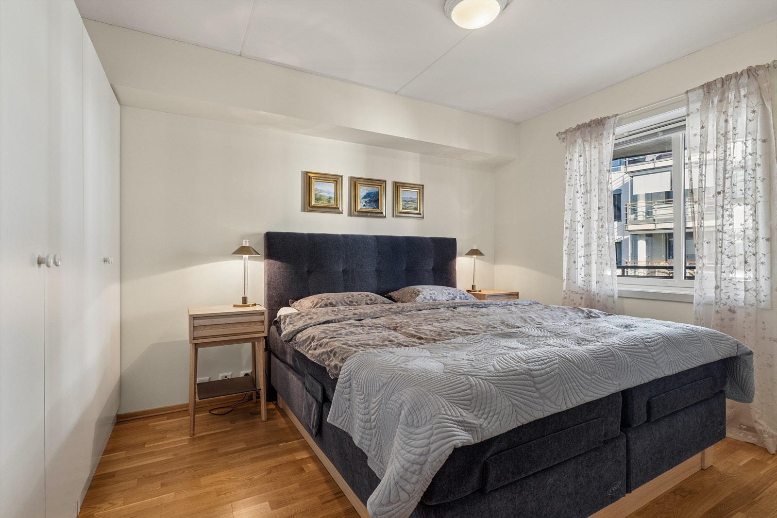 Soverommet er romslig og gir plass til både dobbeltseng og nattbord. Galleribilde