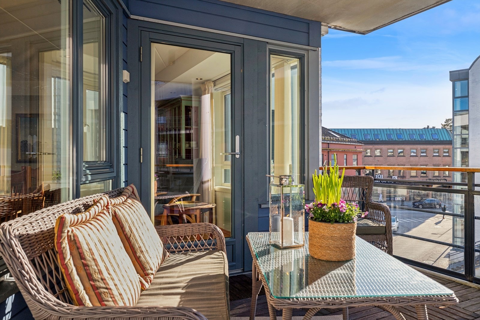 Fra stuen har du utgang til en herlig balkong hvor utsikten og sjøbrisen skaper en helt egen stemning - et perfekt sted å starte dagen, eller avslutte den. Galleribilde