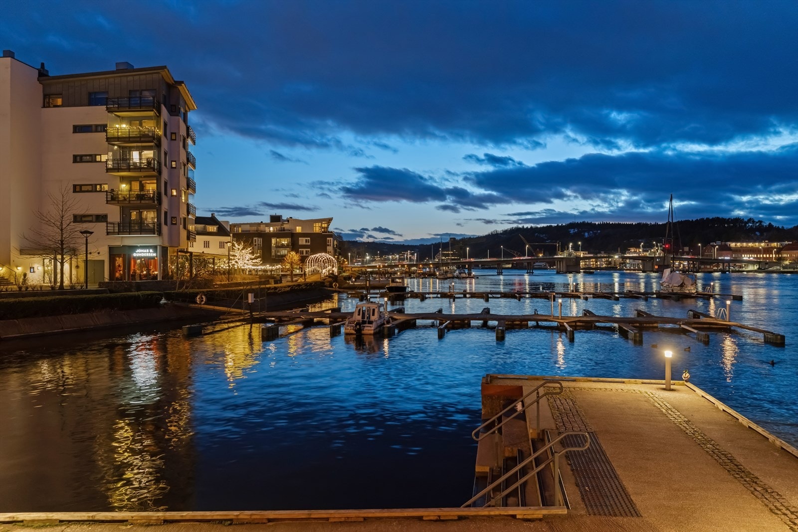 Kveldsfoto. Galleribilde