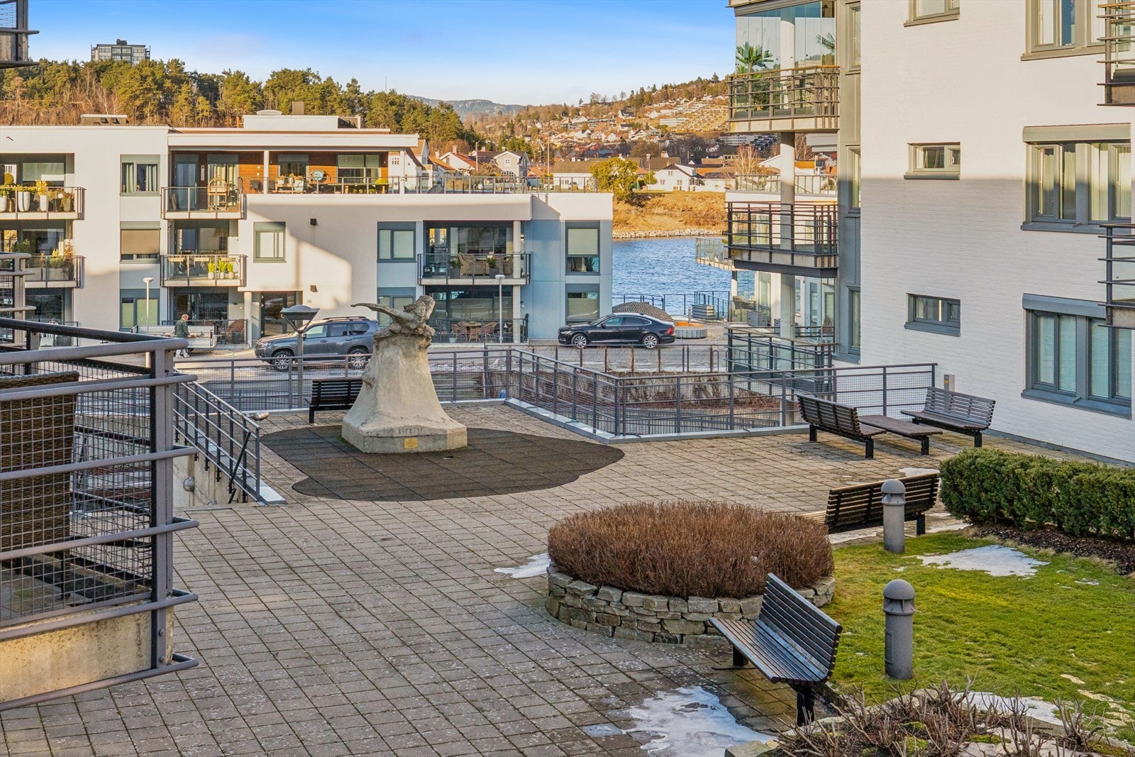 Bratsberg Brygge er et svært ettertraktet boligområde, kjent for sin moderne og gjennomtenkte arkitektur. Området er pent opparbeidet med steinlagte og asfalterte utearealer, brygger, grøntområder og et hyggelig amfi med fine sitteplasser. Galleribilde