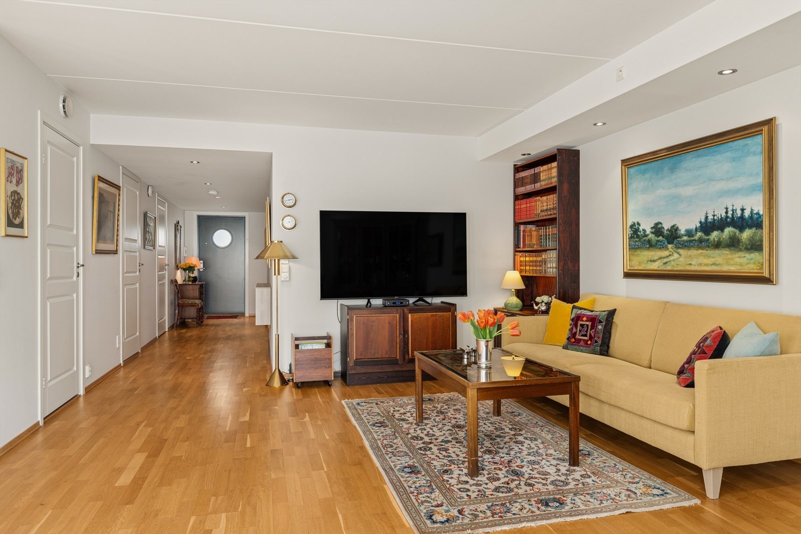 Stuen har flott møbleringsfrihet til sofagruppe og tv-møblement. Galleribilde