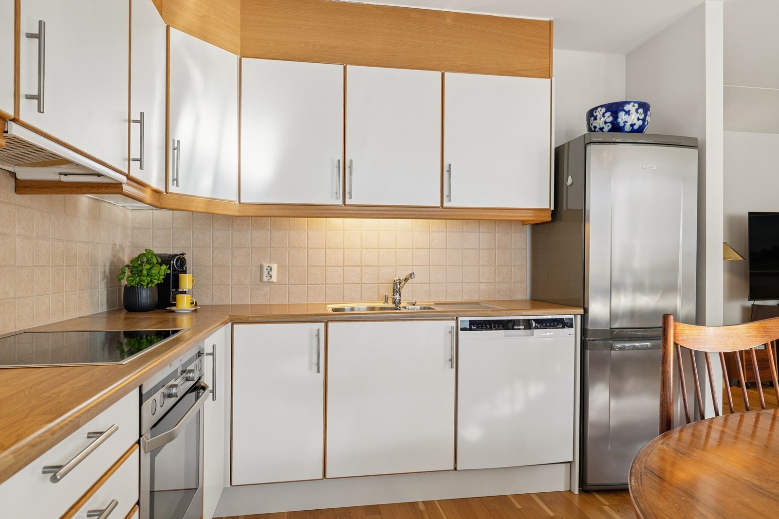 God skap- og arbeidsplass gjør det enkelt å kombinere matlaging med hyggelige stunder rundt grytene. Komfyrvakt og mekanisk avtrekk ført over tak er på plass - et kjøkken som er like praktisk som det er trivelig. Galleribilde