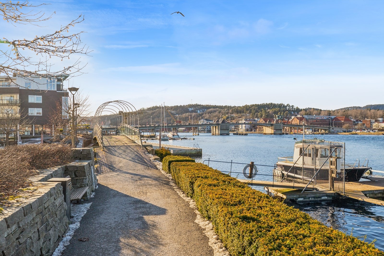 Elvepromenaden ved Porsgrunnselva, gangbroen ved Østre brygge / Kafe K-siden, en forlengelsen av elvestien mellom Down Town-området og Porsgrunn sentrum, på østsiden av elva. Galleribilde
