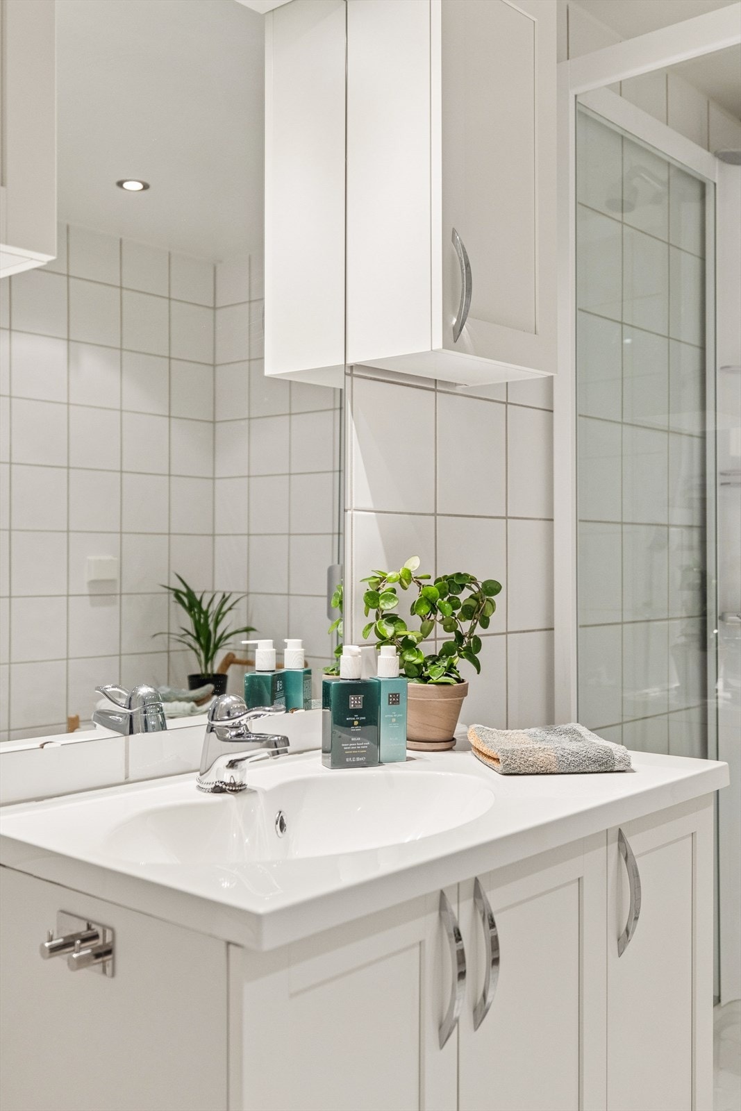 Rommet er innredet med servantskap, wc og dusjkabinett, og har mekanisk ventilasjon som sørger for et godt inneklima. Galleribilde