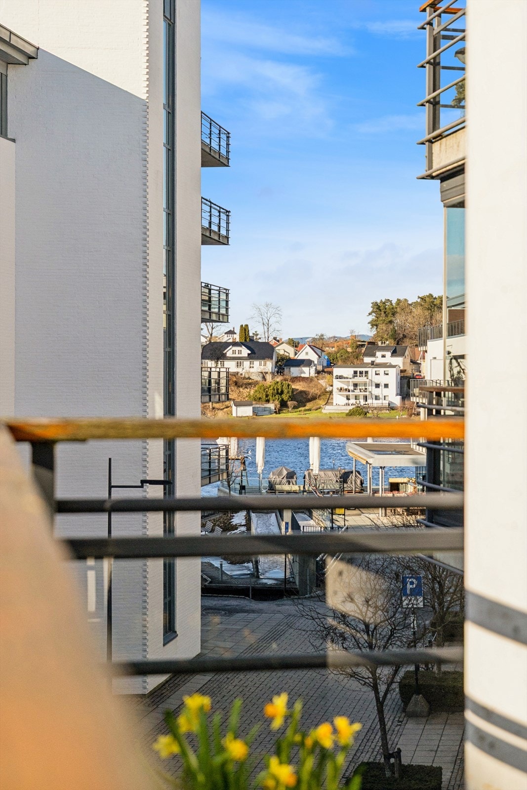 Vannspeilet, bryggekanten og den lyse bebyggelsen skaper en vakker ramme rundt hverdagen - et utsyn som skifter uttrykk med årstidene og gir en herlig følelse av å bo tett på elva. Galleribilde