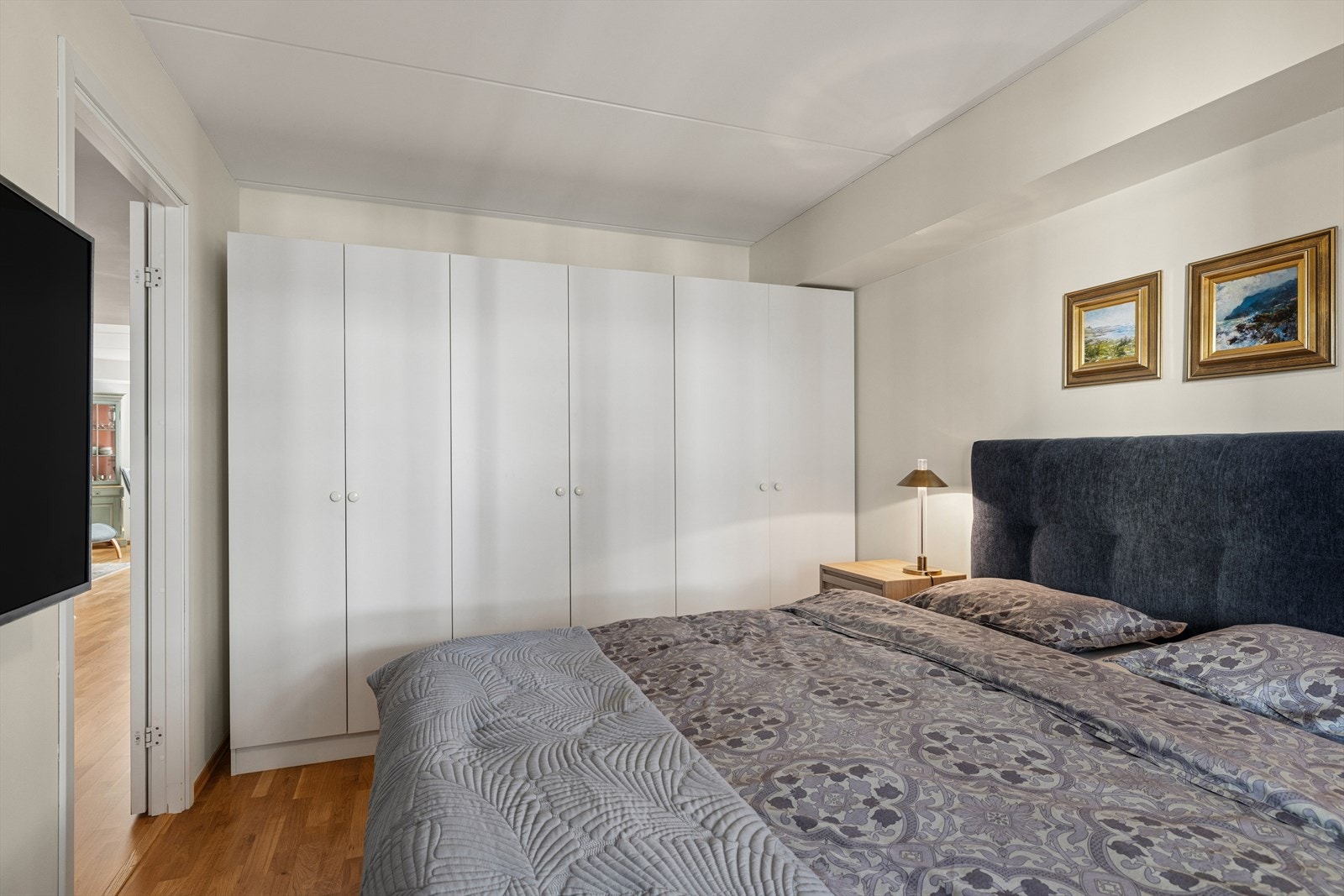 Den store garderoben gir utmerket oppbevaring. Galleribilde