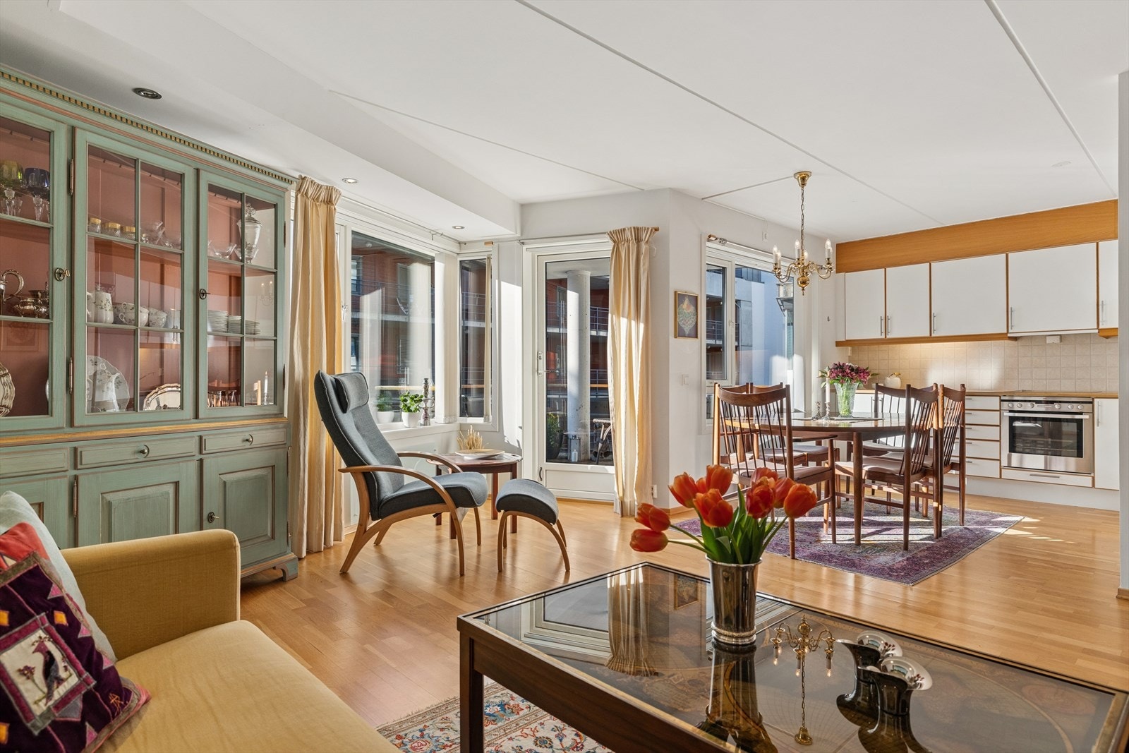 Stuen og kjøkkenet ligger i en åpen og sosial løsning som umiddelbart føles både lys og innbydende. Galleribilde