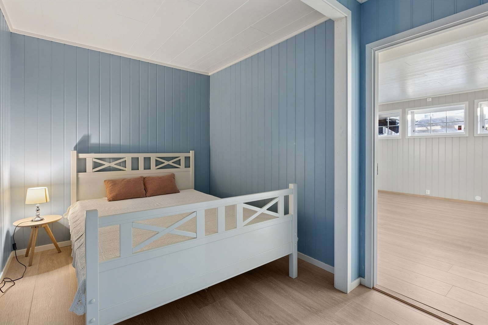 I tilknytning til kjellerstuen finner du et fint innhuk som i dag er utnyttet som sovealkove. Galleribilde