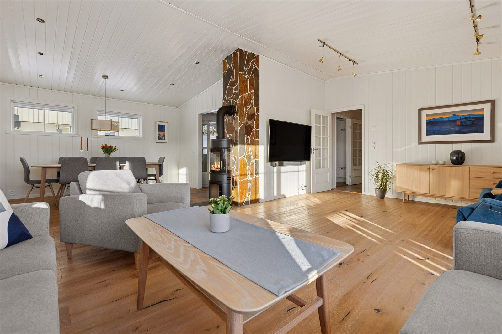 Stuen ble overflateoppusset i 2018 og holder en lys og pen standard. Galleribilde