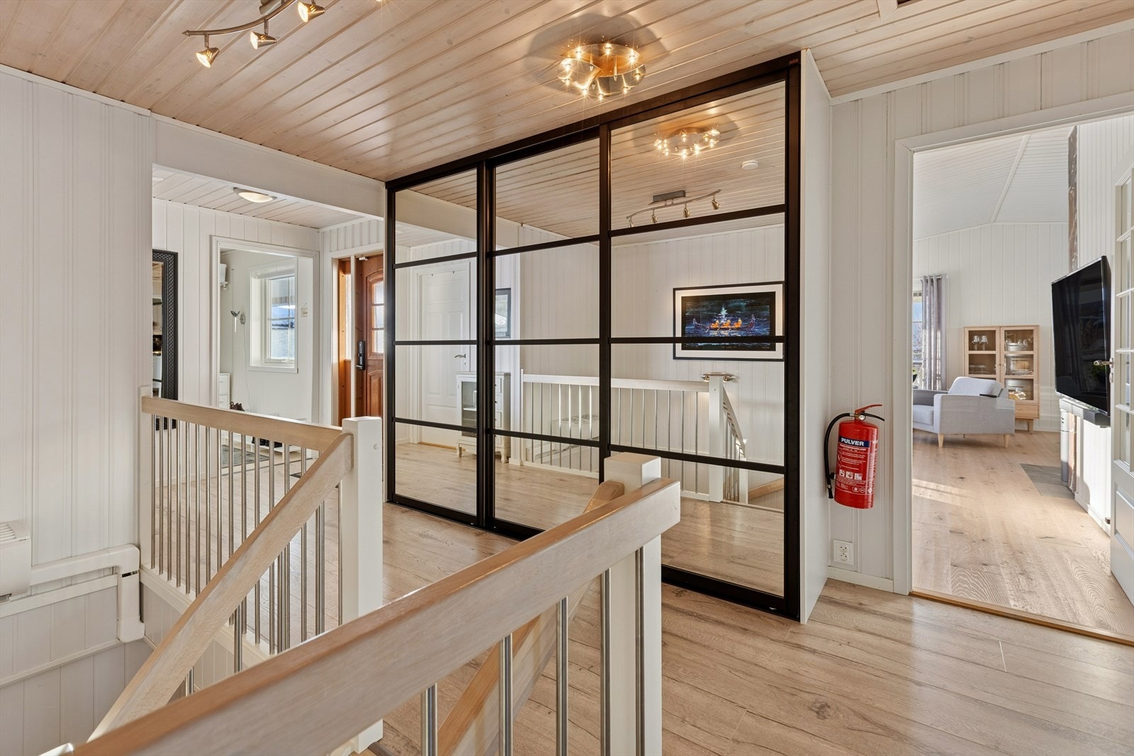 Stort garderobeskap med speilfronter i gangen som gir gode oppbevaringsmuligheter. Skapet medfølger handelen. Galleribilde